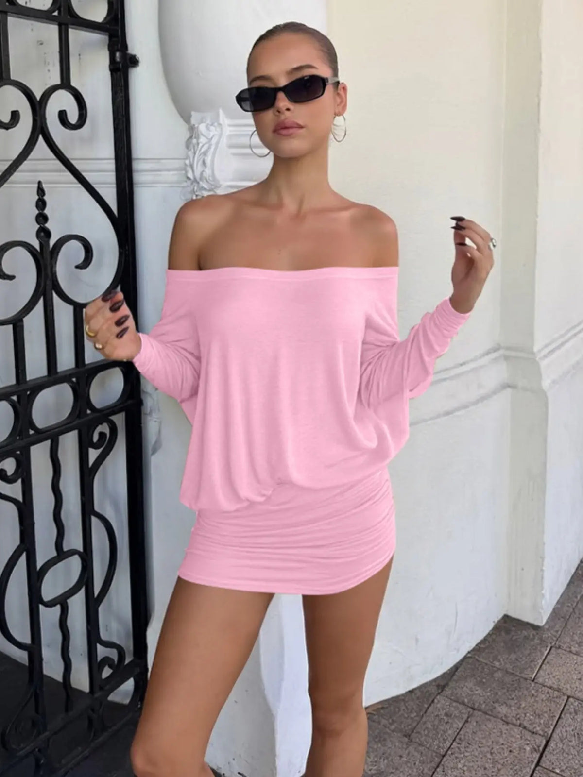 Women's Solid Off-the-Shoulder Ruched Dress, Sexy Casual Long Sleeve Mini Dress for Parties, Clubs and Holidays, Women's Dress for Spring & Fall, Basic