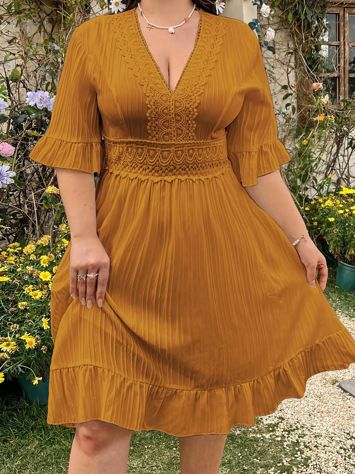 Plus Size Women's Summer Elegant V Neck Lace Trim Patchwork Dress, Half Sleeve Design, Woven Fabric, Plain Loose-Fitting Knee-Length Dress for All Seasons, Casual Wear, Beach Holiday Dress, Womenswear