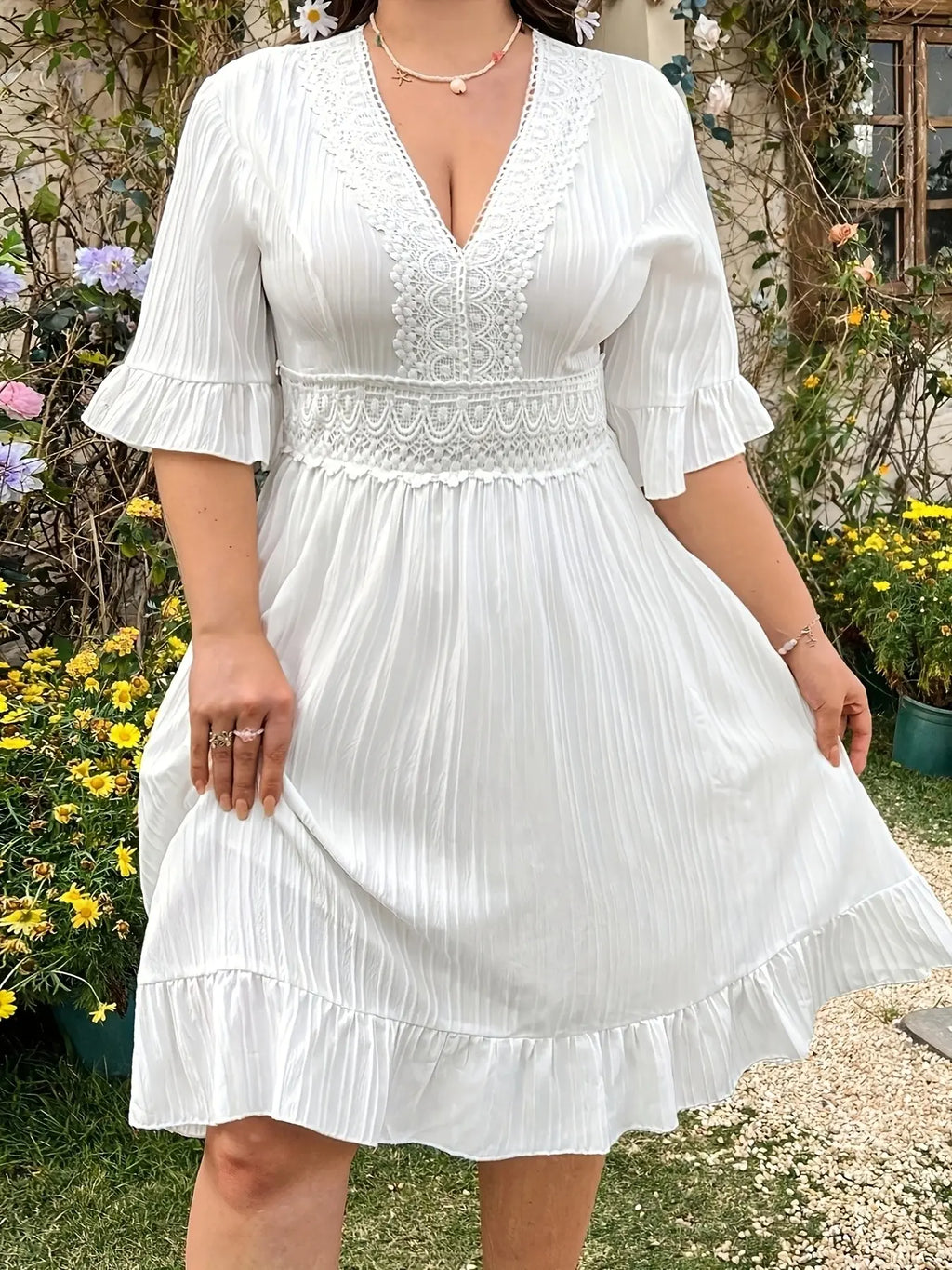 Plus Size Women's Summer Elegant V Neck Lace Trim Patchwork Dress, Half Sleeve Design, Woven Fabric, Plain Loose-Fitting Knee-Length Dress for All Seasons, Casual Wear, Beach Holiday Dress, Womenswear