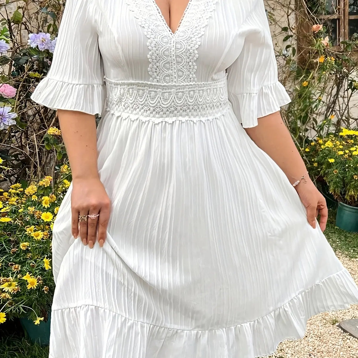 Plus Size Women's Summer Elegant V Neck Lace Trim Patchwork Dress, Half Sleeve Design, Woven Fabric, Plain Loose-Fitting Knee-Length Dress for All Seasons, Casual Wear, Beach Holiday Dress, Womenswear