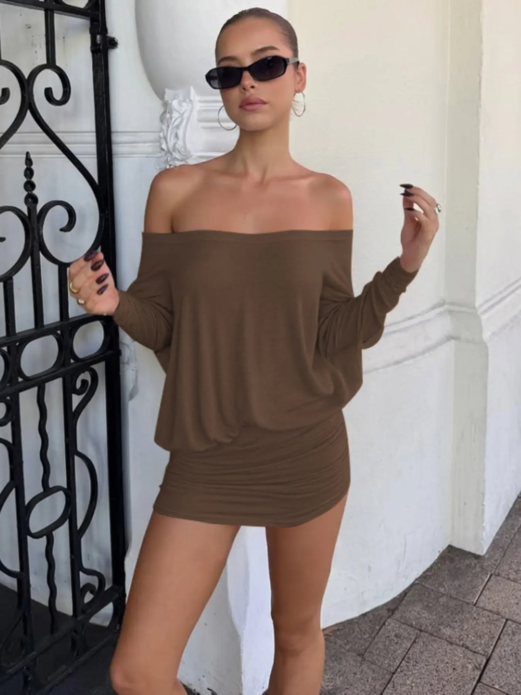 Women's Solid Off-the-Shoulder Ruched Dress, Sexy Casual Long Sleeve Mini Dress for Parties, Clubs and Holidays, Women's Dress for Spring & Fall, Basic